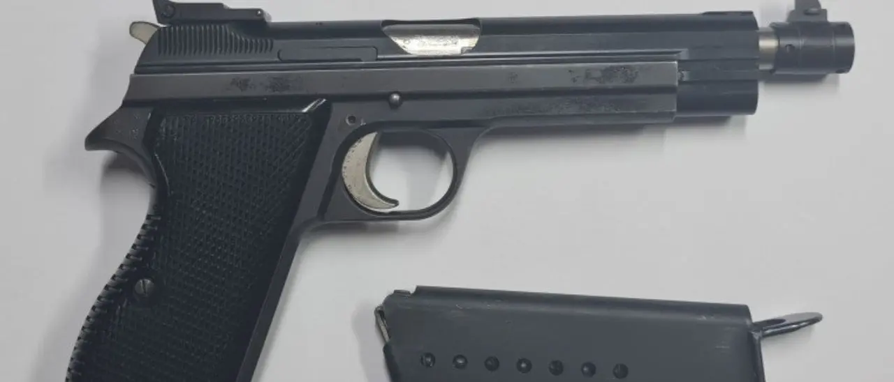 Crotone, nasconde una pistola nel tubo di scarico di una veranda: arrestato un 30enne