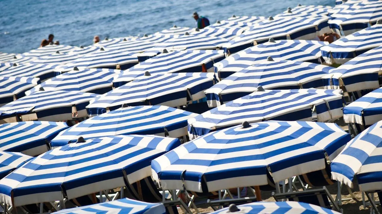 In Calabria “risorsa spiaggia” scarsa? I dati dicono di Sì: lidi raddoppiati in 10 anni. E il lavoro sommerso dilaga