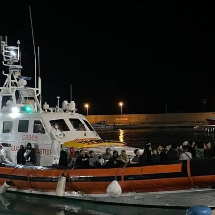 Nuovo sbarco a Roccella Ionica: in 59 soccorsi in mare e condotti fino al porto, tra loro alcuni minori