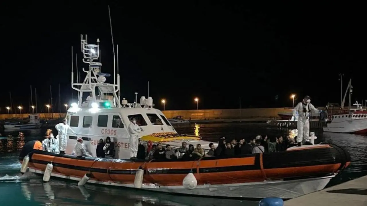 Nuovo sbarco a Roccella Ionica: in 59 soccorsi in mare e condotti fino al porto, tra loro alcuni minori