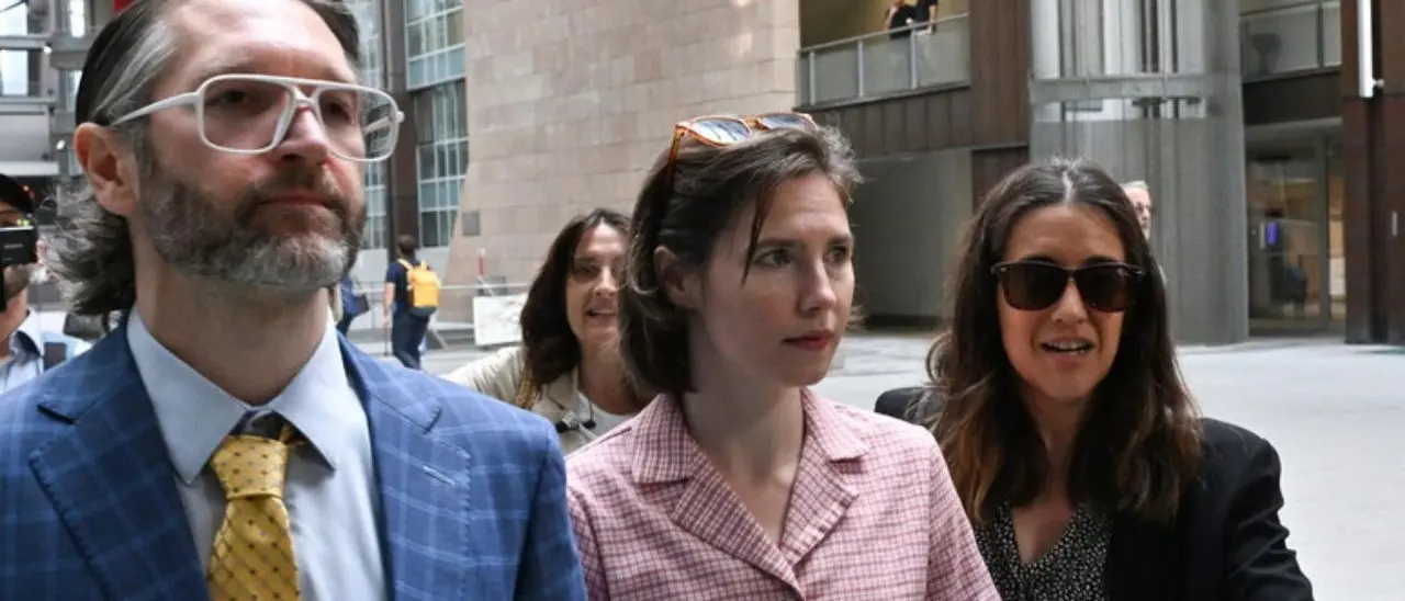 Blue Moon riapre il caso Kercher, con Amanda Knox alla produzione: Perugia protesta contro la tv dell’orrore, la sindaca costretta a scusarsi pubblicamente\n