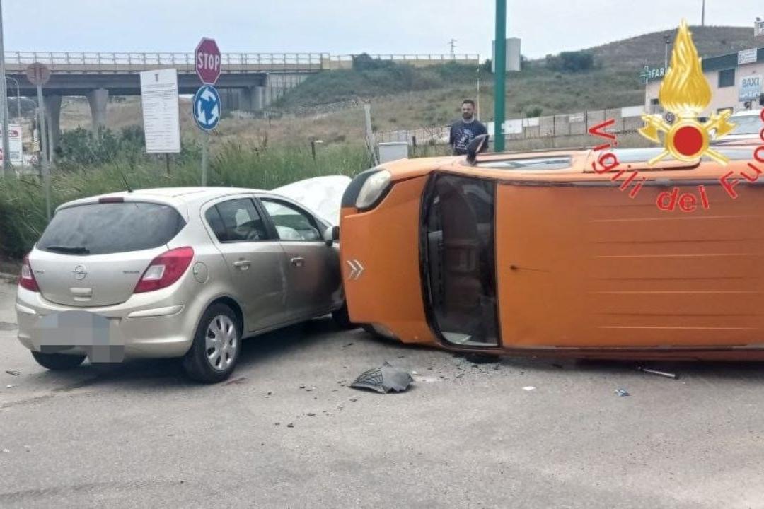 Incidente a Catanzaro, scontro tra un auto e un furgone che a seguito ...
