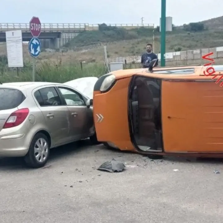 Incidente a Catanzaro tra un’auto e un furgone che a seguito dell’impatto si ribalta: 2 feriti