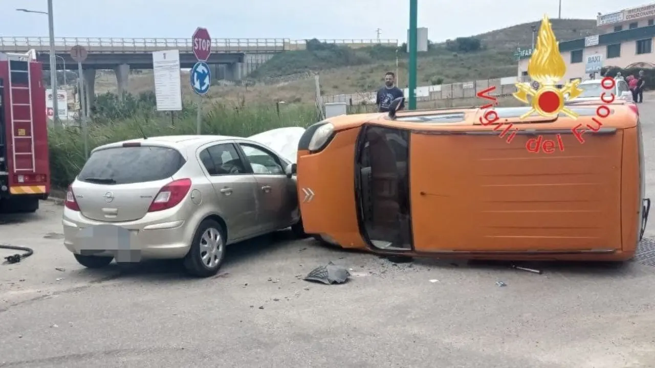 Incidente a Catanzaro tra un’auto e un furgone che a seguito dell’impatto si ribalta: 2 feriti