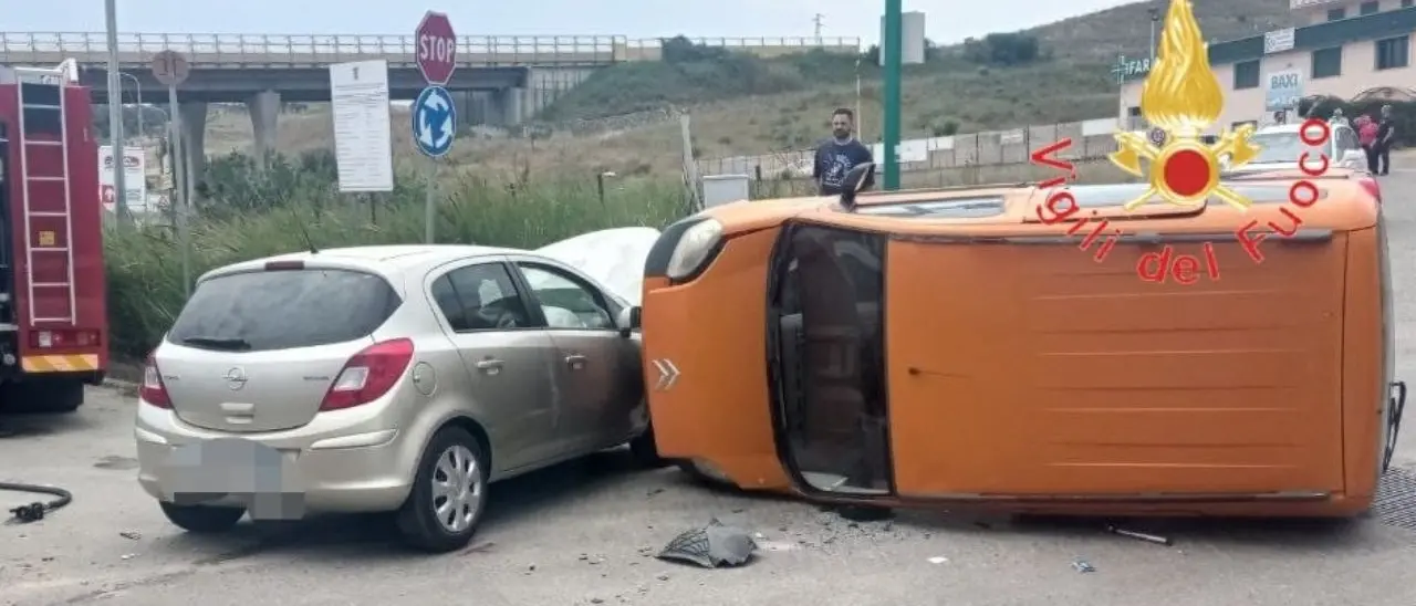 Incidente a Catanzaro tra un’auto e un furgone che a seguito dell’impatto si ribalta: 2 feriti