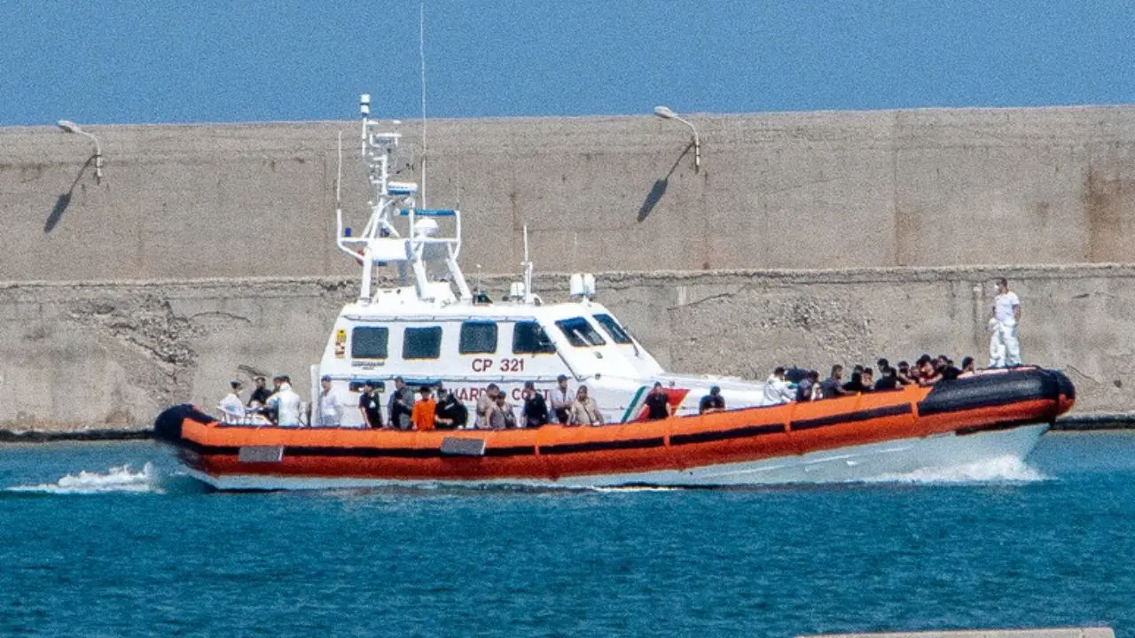 In 89 sbarcano a Crotone dopo essere stati soccorsi al largo: a bordo anche due bimbi di 3 e 8 mesi