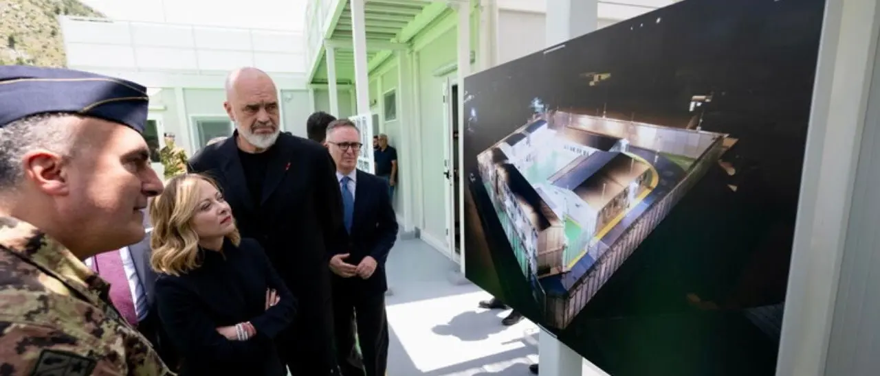 Meloni in Albania per visitare i due centri migranti mentre monta la polemica: «Solo spot elettorale»