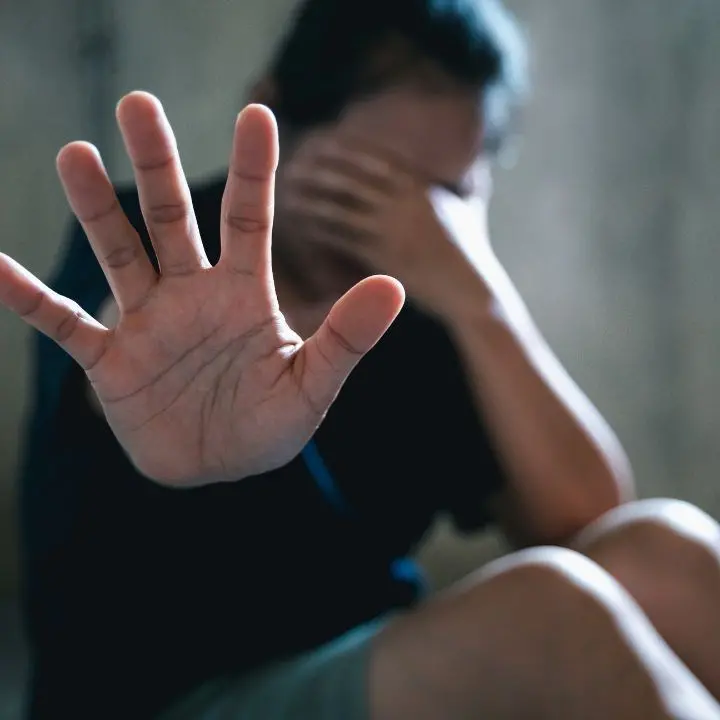 Abusa per anni dei cinque nipotini della compagna, arrestato un 42enne
