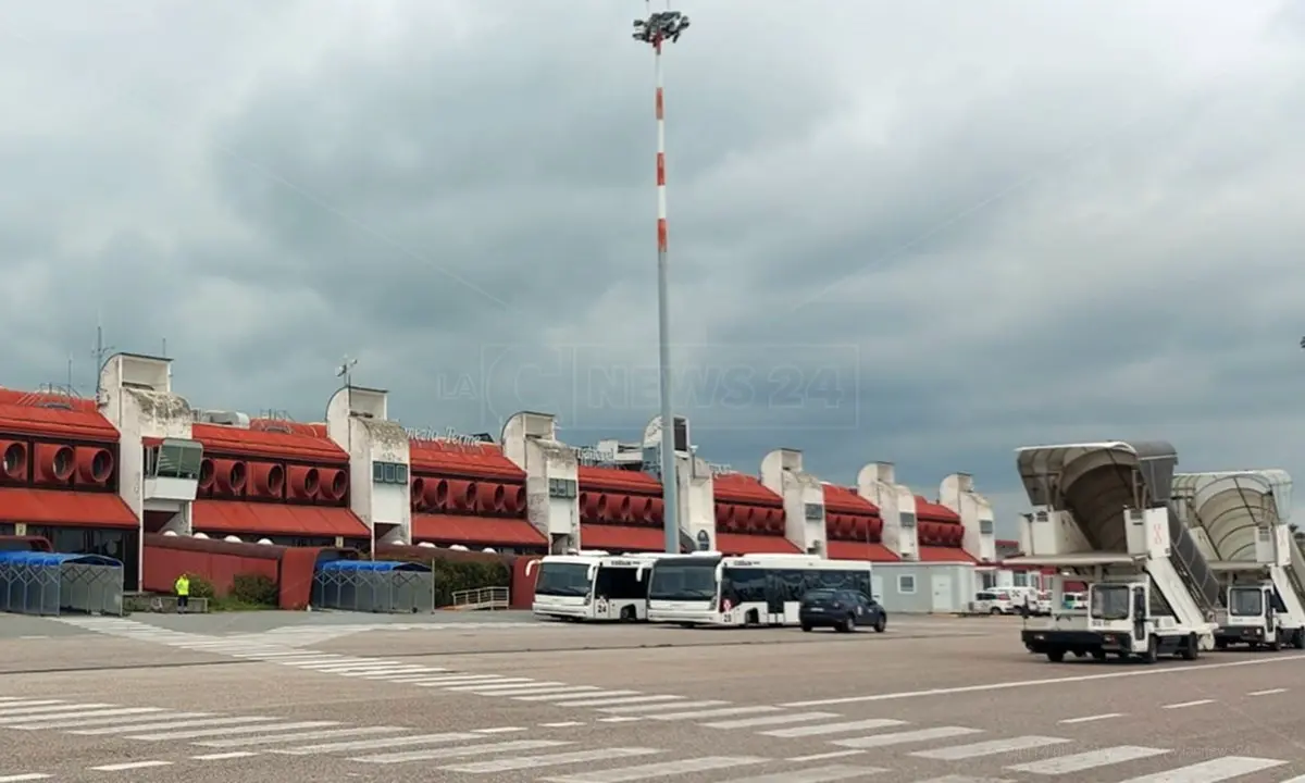 Aeroporto di Lamezia, Occhiuto promette: «Qui un hangar per la manutenzione dei velivoli»