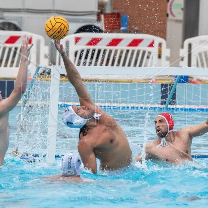 Il sogno A1 della Rari Nantes Crotone sfuma ai rigori. Contestato l’annullamento di una rete pitagorica nel finale