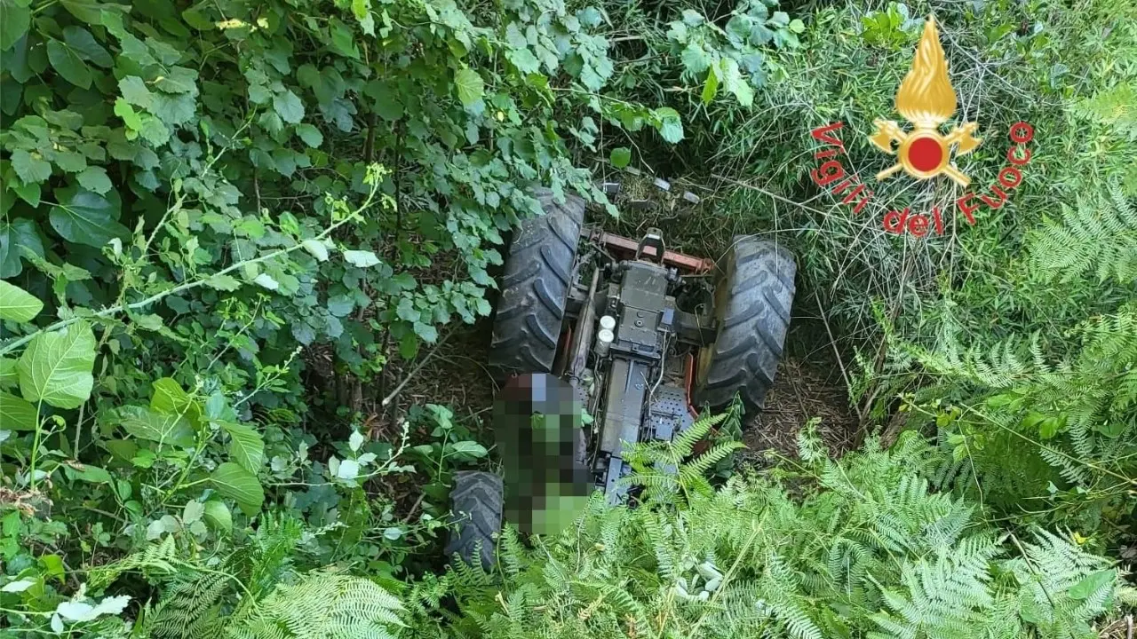 Incidente a Girifalco, trattore si ribalta e finisce in una scarpata: morto il conducente