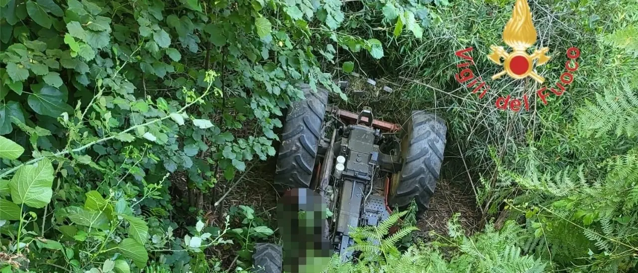 Incidente a Girifalco, trattore si ribalta e finisce in una scarpata: morto il conducente