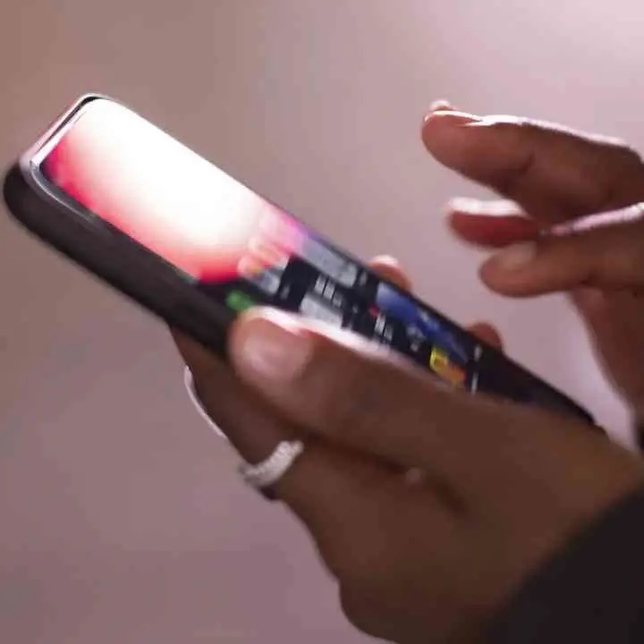 Adescava ragazzine per farsi inviare foto hard, arrestato un 23enne a Milano: da Reggio Calabria la prima denuncia