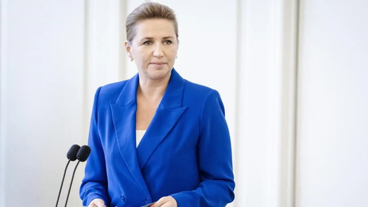 La premier della Danimarca Mette Frederiksen presa a pugni da un uomo al mercato