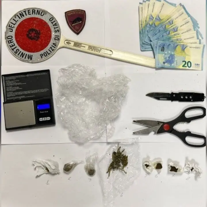 Crotone: arrestato 19enne trovato in possesso di 30 grammi di hashish divisi in dosi, denunciato un 25enne
