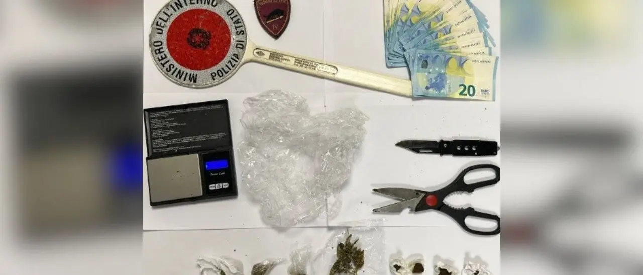 Crotone: arrestato 19enne trovato in possesso di 30 grammi di hashish divisi in dosi, denunciato un 25enne