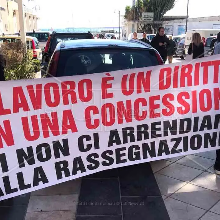 Abramo Customer Care, i lavoratori restituiscono le tessere elettorali: «Non meritate il nostro voto»