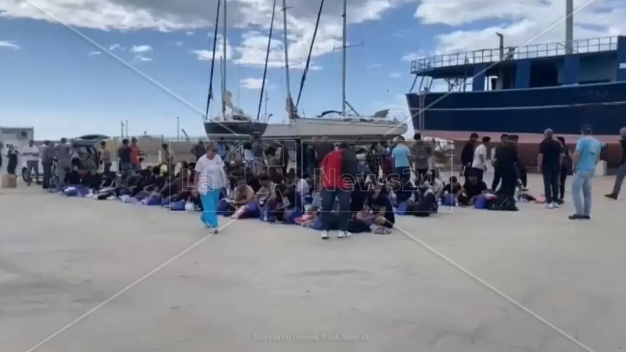 Nuovo sbarco a Roccella, approdate 97 persone arrivate dalla Turchia a bordo di una barca a vela