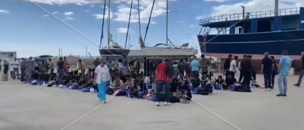 Nuovo sbarco a Roccella, approdate 97 persone arrivate dalla Turchia a bordo di una barca a vela