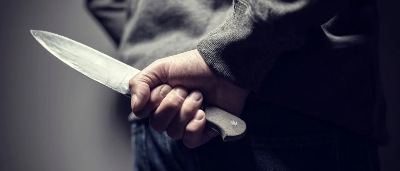 Cosenza, minaccia i passanti con un coltello davanti a un bar: arrestato