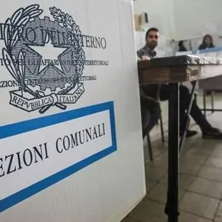 Abbandona il seggio elettorale «perché pagano poco»: scrutatrice denunciata
