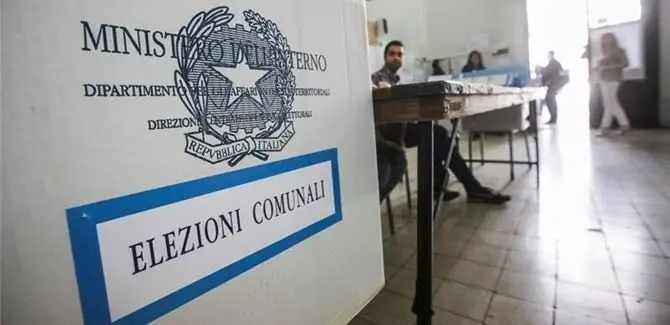 Abbandona il seggio elettorale «perché pagano poco»: scrutatrice denunciata