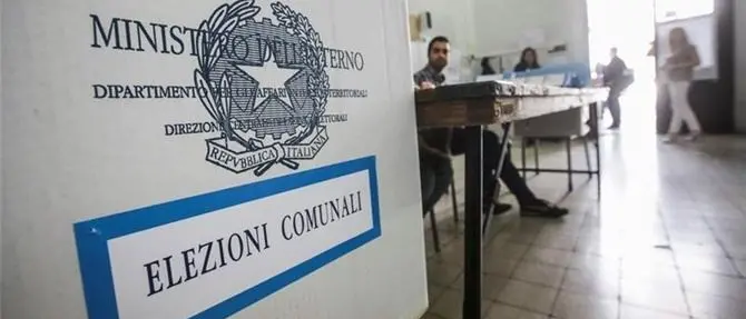 Abbandona il seggio elettorale «perché pagano poco»: scrutatrice denunciata