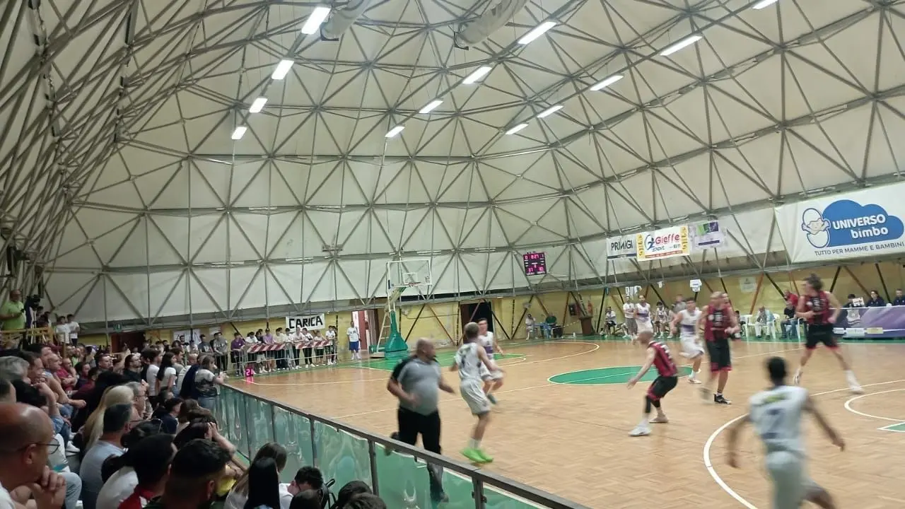 Basket Calabria, nella gara 1 della finale playoff il Pollino Castrovillari beffa nei secondi conclusivi la Cestistica Gioiese