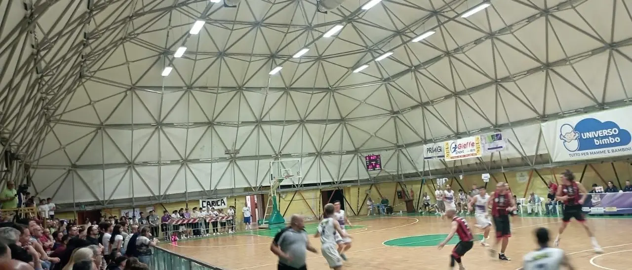 Basket Calabria, nella gara 1 della finale playoff il Pollino Castrovillari beffa nei secondi conclusivi la Cestistica Gioiese