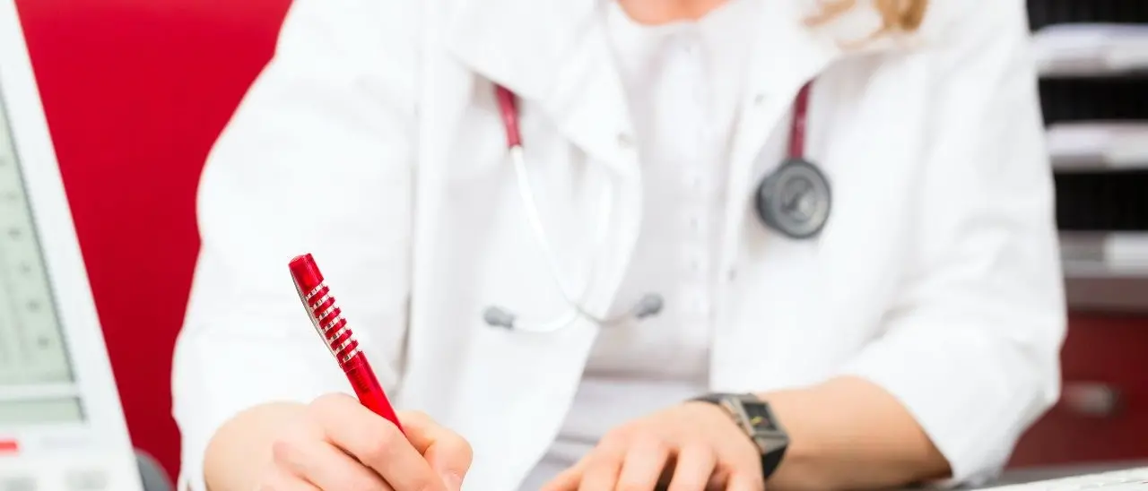 Certificati retrodatati, i medici calabresi ribattono ai presidi: «Una consuetudine al termine di ogni anno scolastico»