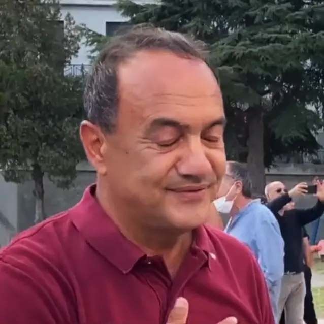Mimmo Lucano torna sindaco di Riace: «Questa la vittoria più bella, riprendiamo il percorso interrotto 5 anni fa»