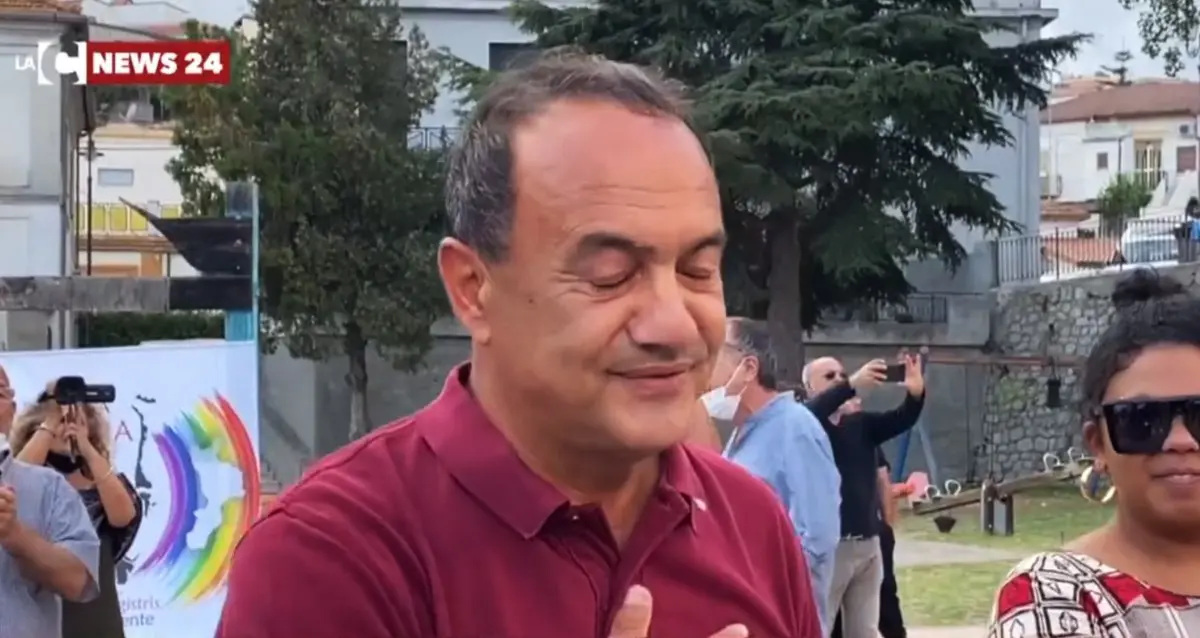 Mimmo Lucano torna sindaco di Riace: «Questa la vittoria più bella, riprendiamo il percorso interrotto 5 anni fa»