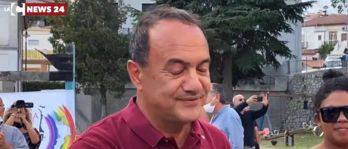 Mimmo Lucano torna sindaco di Riace: «Questa la vittoria più bella, riprendiamo il percorso interrotto 5 anni fa»