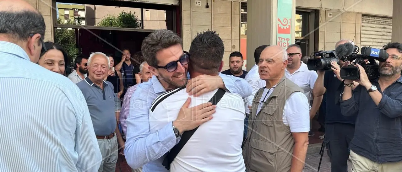 Comunali a Corigliano Rossano, Stasi doppia Straface e si riconferma sindaco: festa grande in città