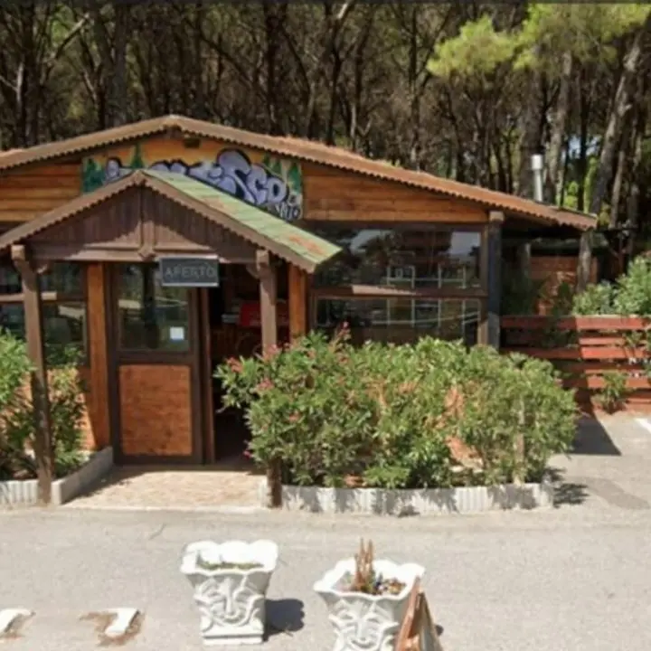 Incendio danneggia un bar nella pineta di Giovino, indagini in corso