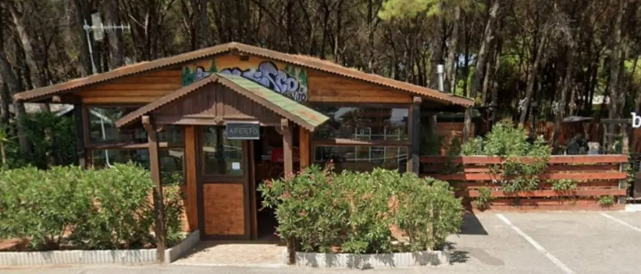 Incendio danneggia un bar nella pineta di Giovino, indagini in corso