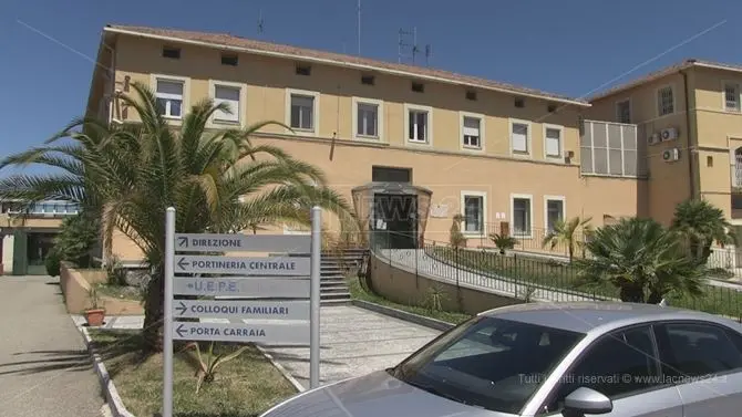 Telefonavano dal carcere di Cosenza all’esterno, indagati 49 detenuti - I NOMI