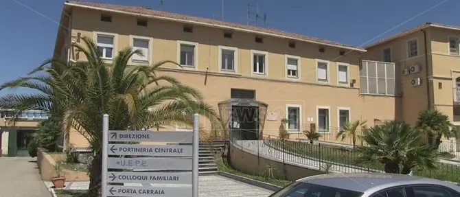 Telefonavano dal carcere di Cosenza all’esterno, indagati 49 detenuti - I NOMI