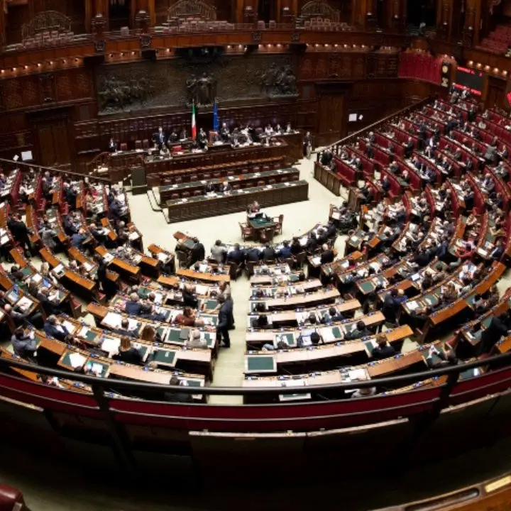 Il Movimento Cinquestelle attacca Berlusconi in aula alla Camera: la maggioranza esce per protesta