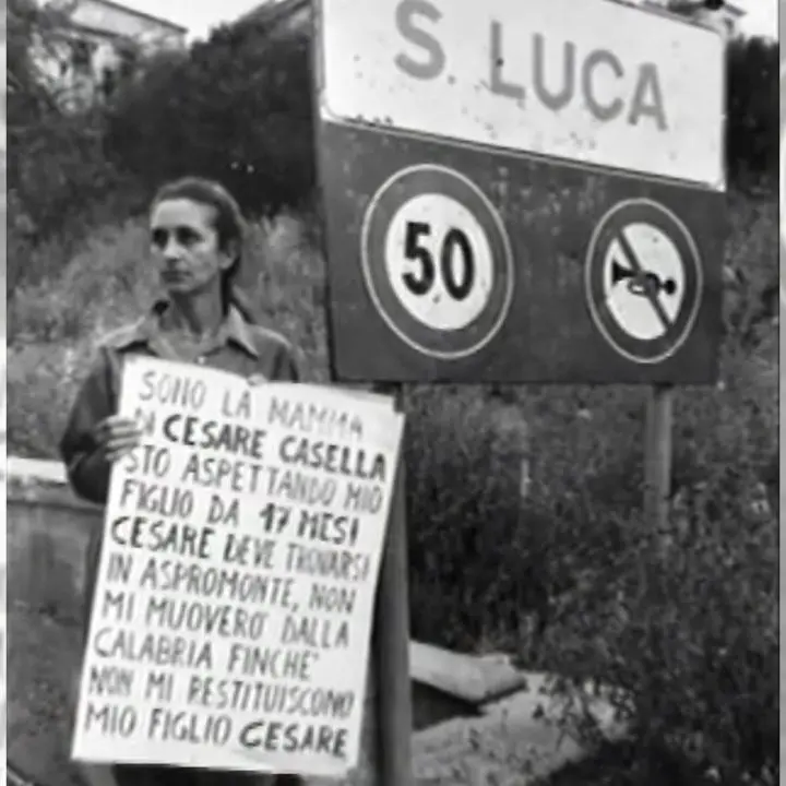 L’amore e la ribellione di Angela Casella che s’incatenò a Locri: il figlio Cesare era ostaggio dell’Anonima sequestri da 17 mesi