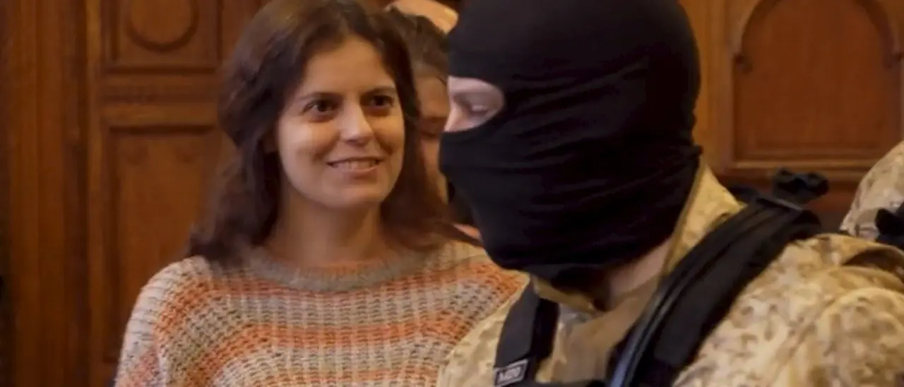 Ilaria Salis è libera: tolto il braccialetto elettronico. Il padre: «Vado a prenderla e la porto a casa»