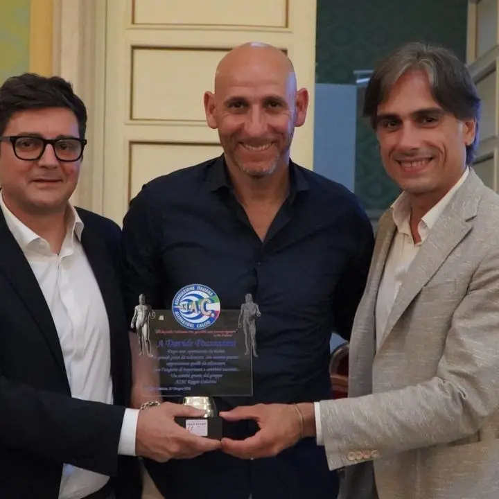 All’ex attaccante Possanzini il premio “Stefano Viola”, il sindaco Falcomatà: «Eroe di una Reggina da serie A»