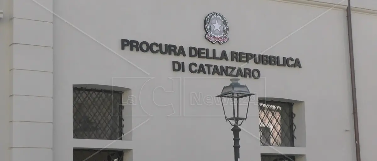 Asp di Catanzaro, illeciti nell’erogazione dei premi di produttività ai dipendenti: due dirigenti sospesi per 12 mesi