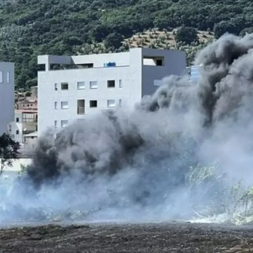 Incendio nei pressi del campo rom di Lamezia, a fuoco sterpaglie e rifiuti: colonne di fumo e disagi anche per il vicino ospedale