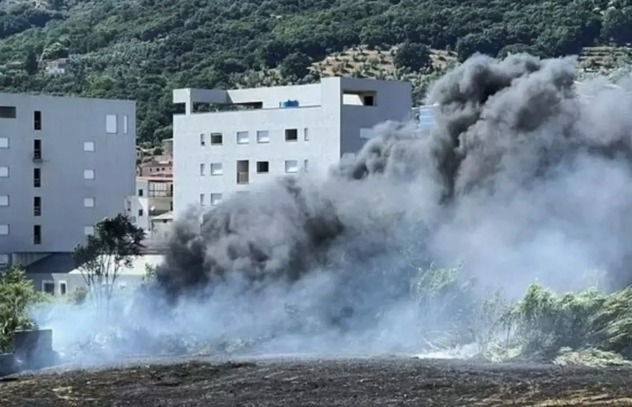 Incendio nei pressi del campo rom di Lamezia, a fuoco sterpaglie e rifiuti: colonne di fumo e disagi anche per il vicino ospedale