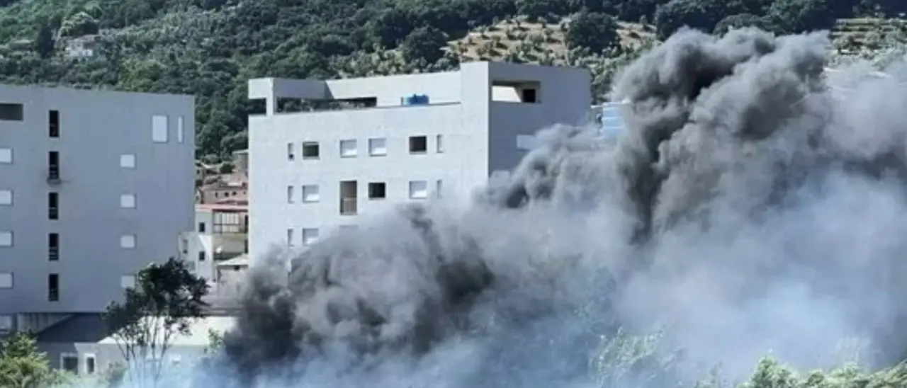 Incendio nei pressi del campo rom di Lamezia, a fuoco sterpaglie e rifiuti: colonne di fumo e disagi anche per il vicino ospedale