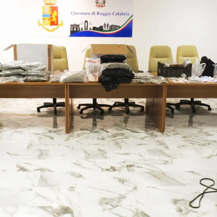 Un laboratorio di droga a Reggio Calabria, arrestato 28enne: in un casolare trovati 20 chili di marijuana e cocaina