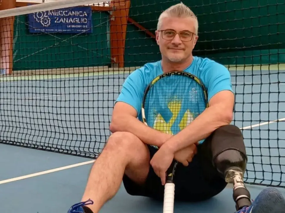 Prima l’amputazione della gamba poi la rinascita grazie allo sport, il calabrese Brando ai mondiali di Para standing tennis