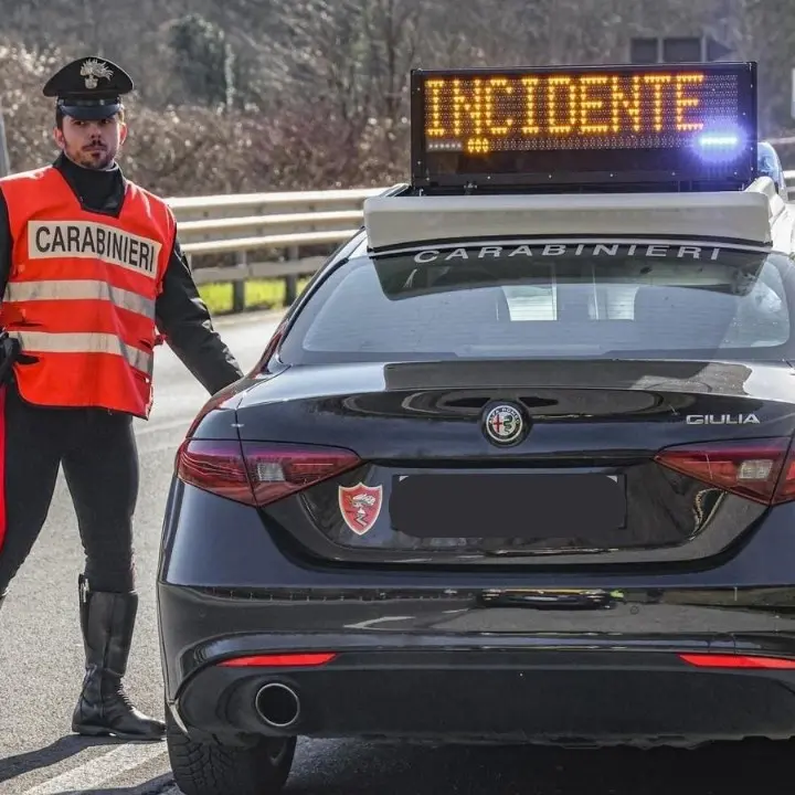 Incidente sulla statale 106, violento impatto tra auto e moto: 18enne trasferito d’urgenza in elisoccorso a Catanzaro