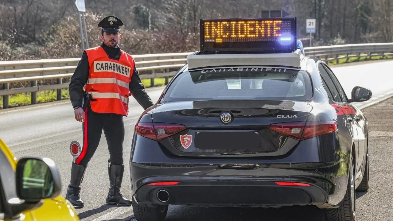 Incidente sulla statale 106, violento impatto tra auto e moto: 18enne trasferito d’urgenza in elisoccorso a Catanzaro